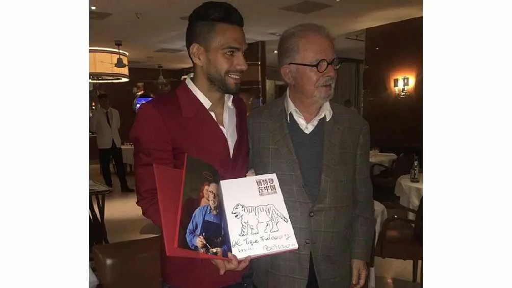 El artista junto con el delantero colombiano