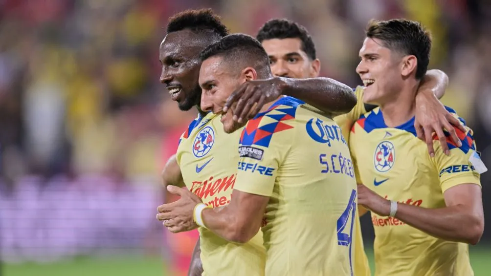 Cáceres celebrando un gol con América