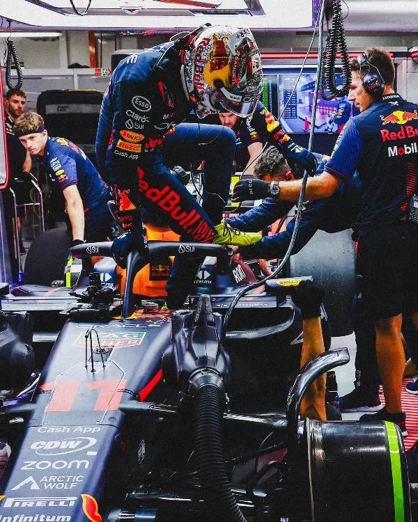 Sergio Pérez con la escudería de Red Bull