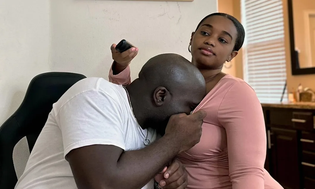 Mujer de pecho a su esposo para "unir su vínculo"