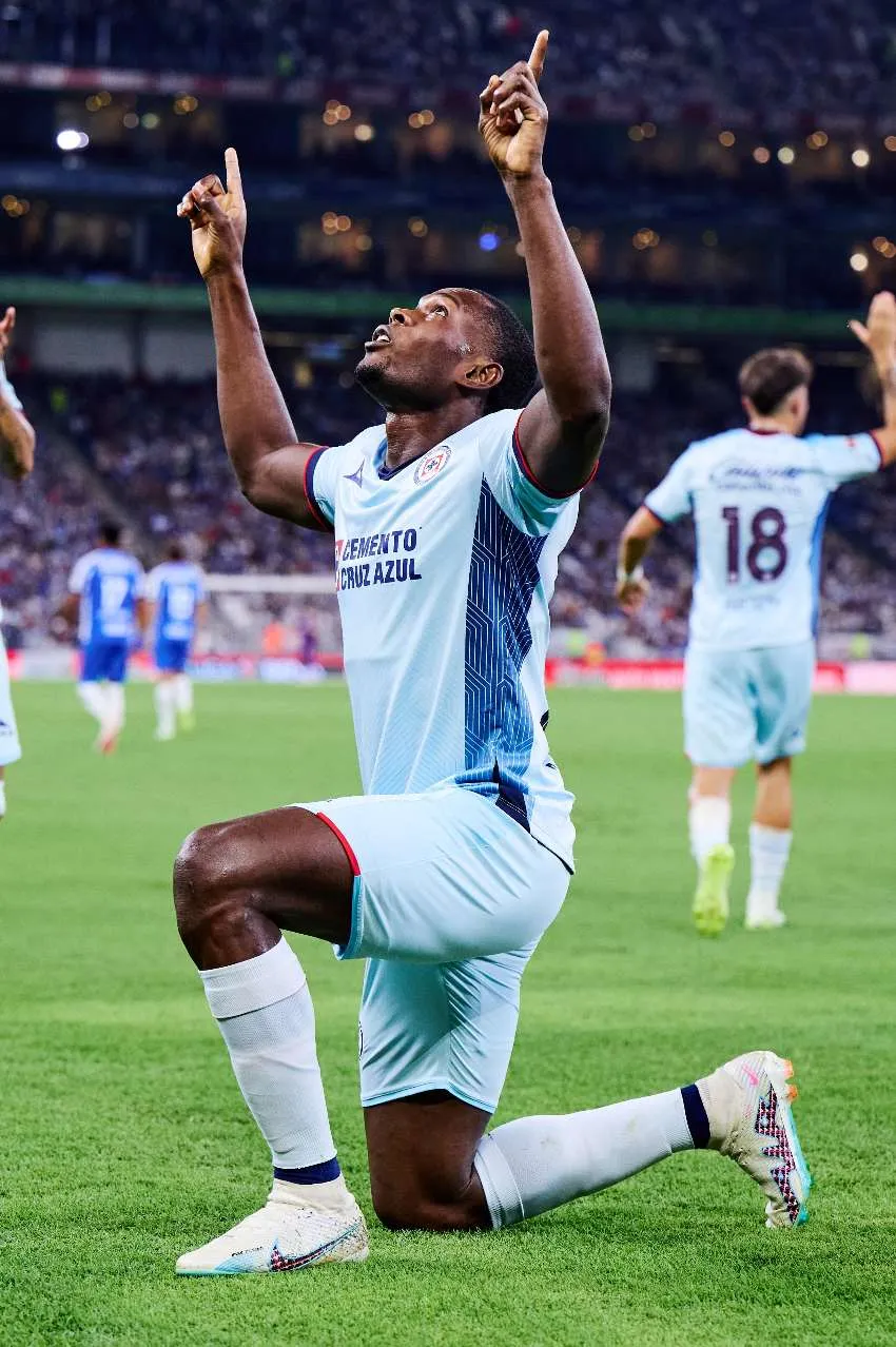 Diber Cambindo en celebración de gol con Cruz Azul