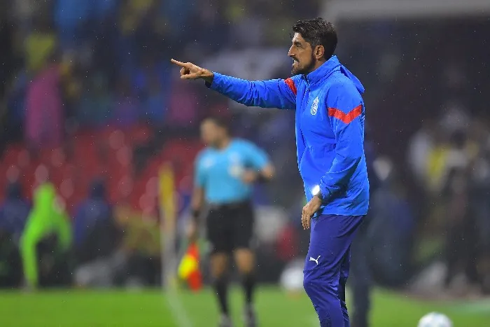 Veljko Paunovic dirigiendo a las Chivas