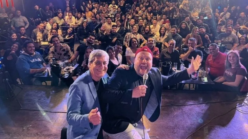 El tecladista junto a su hijo después de un show
