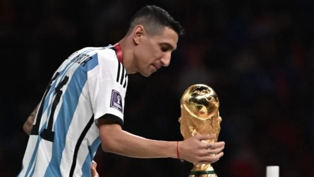 Di Maria con la Copa del Mundo