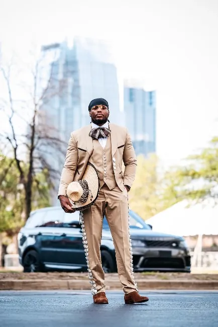 @Titans Derrick Henry vestido de charro a su llegada al Nissan Stadium