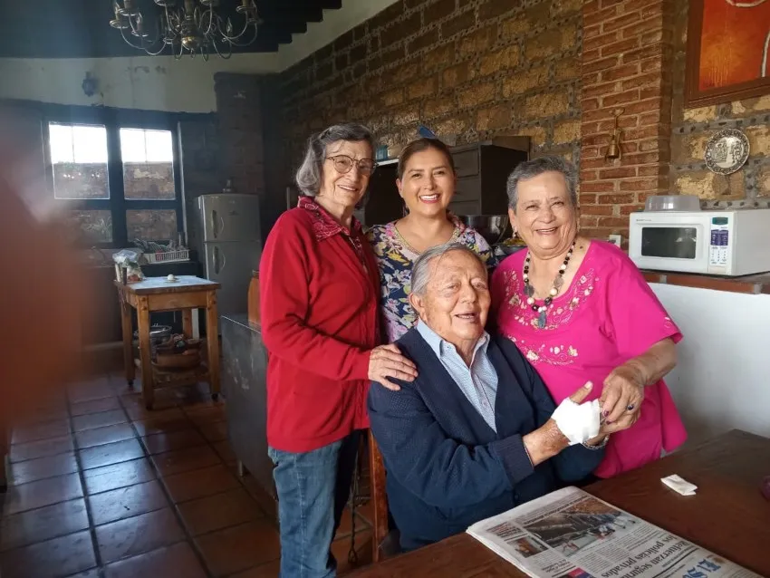 CAPTURA DE PANTALLA: TWITTER Tulio con sus allegados