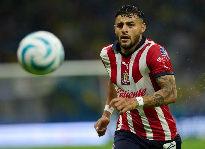 Alexis Vega jugando con las Chivas