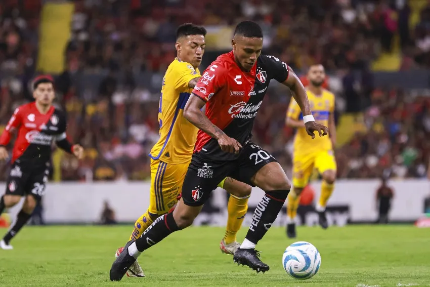 Jugada sobre el campo de los rojinegros