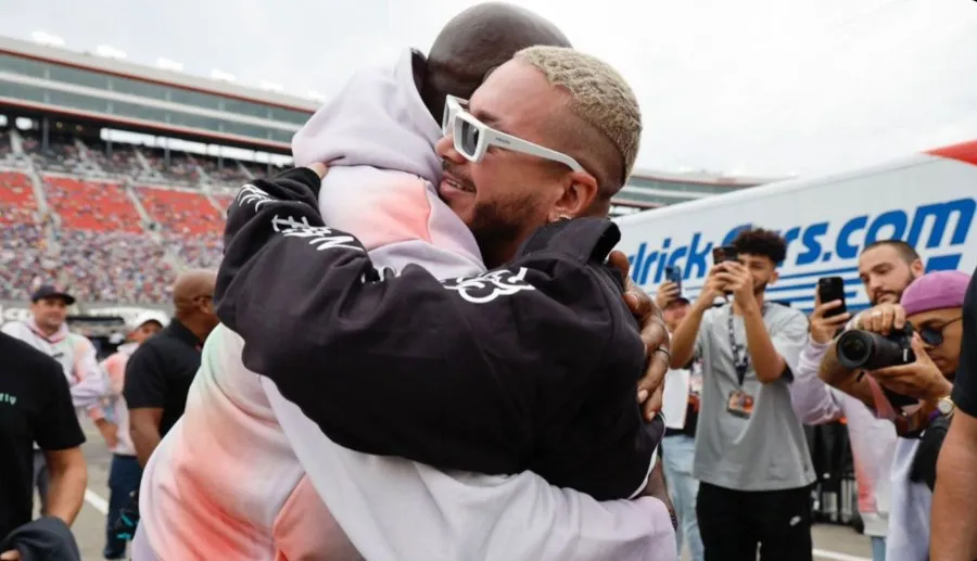 Michael Jordan y J Balvin se abrazaron en evento de NASCAR