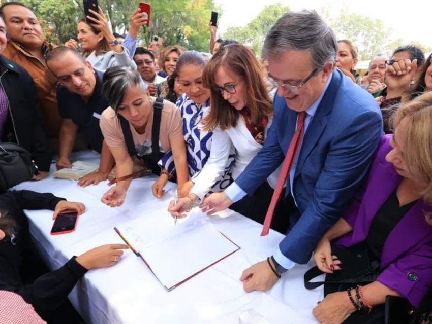 En la firma de la creación de la Asociación Civil