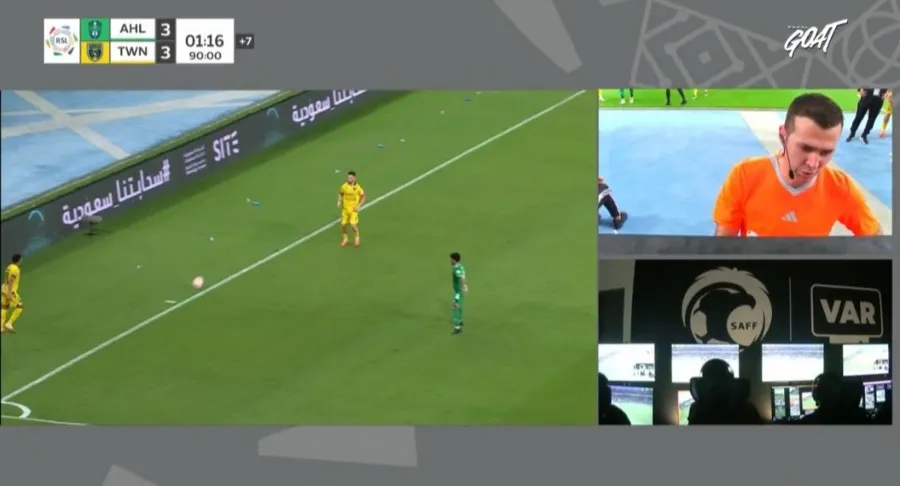 El balón dio un bote fuera del campo