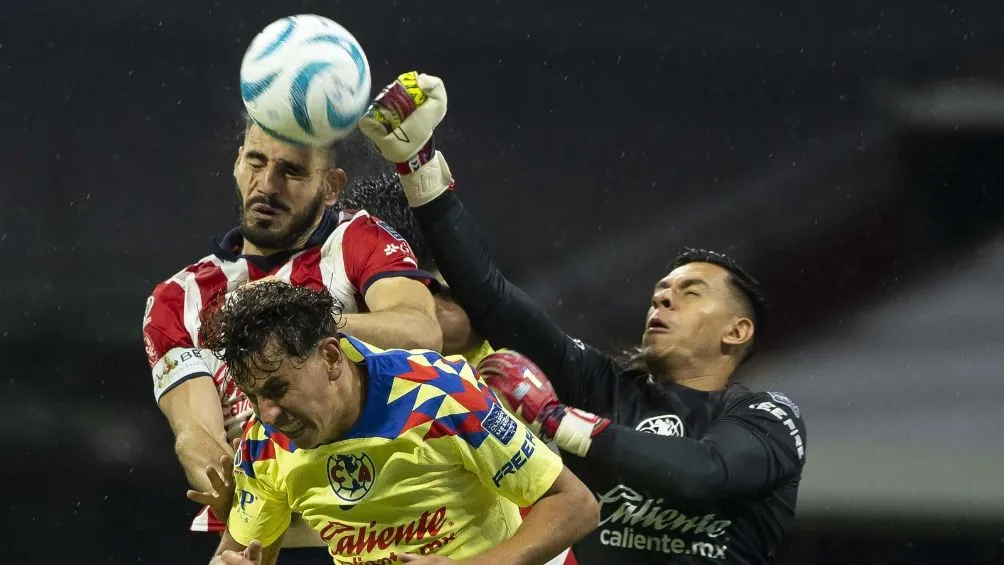 'Pollo' disputando un balón entre Malagón y Lichnovsky