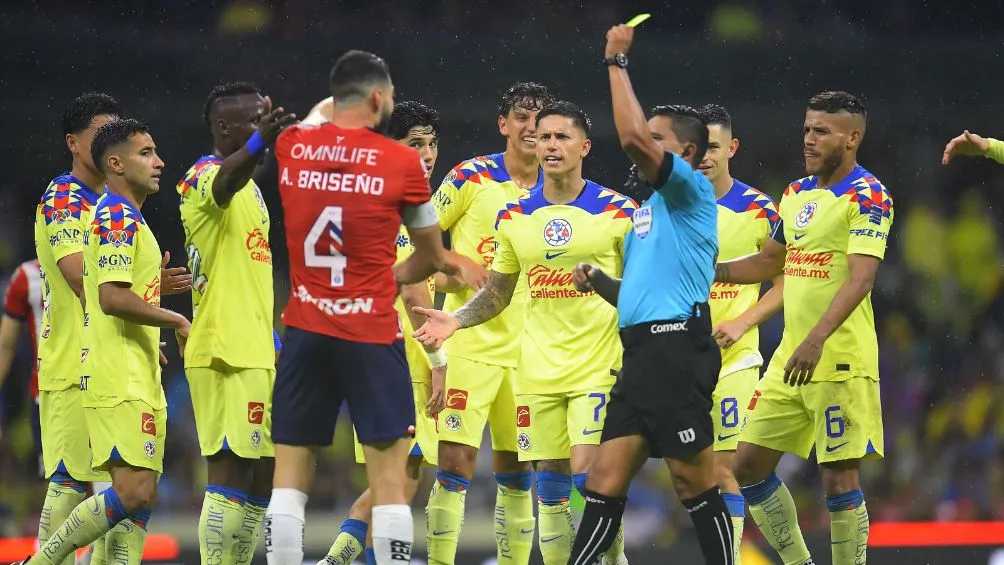 Briseño siendo amonestado tras la bronca con Igor