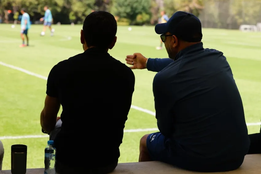 TWITTER: @PumasMX 'Turco' y 'Jimmy' platicando en la práctica