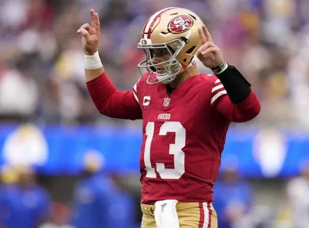 Brock Purdy celebra acción de sus compañeros