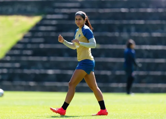 Selene Varele entrenando con Pumas