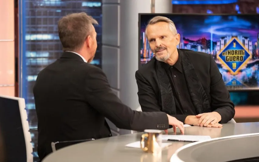 El artista siendo entrevistado