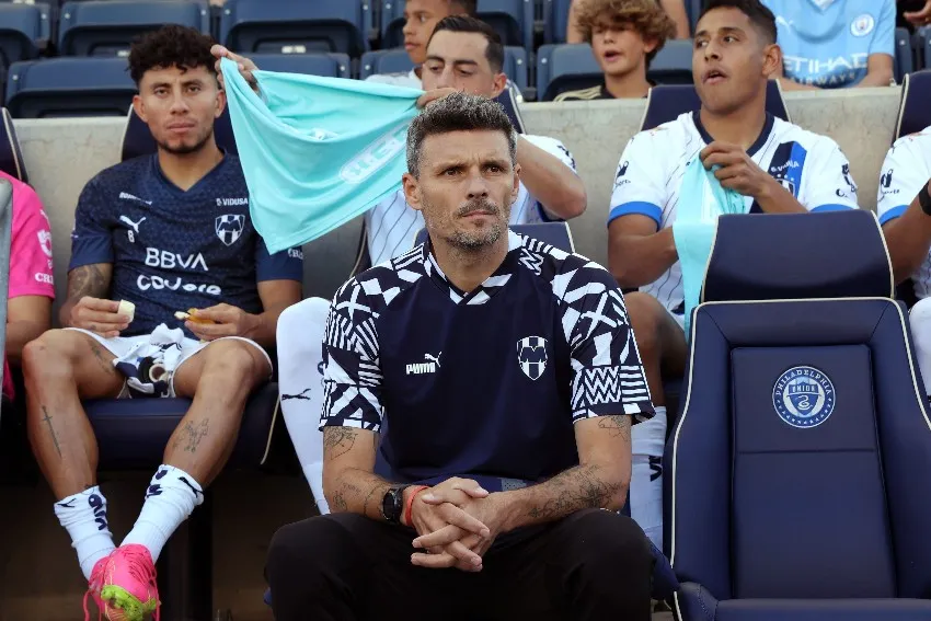 Tano Ortiz en un partido de Rayados