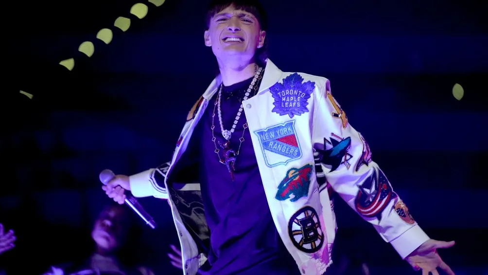 Peso Pluma durante una presentación en vivo