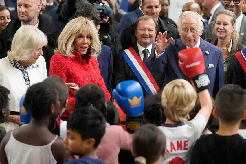 Rey Carlos III en su visita a un centro de ayuda de jóvenes en París