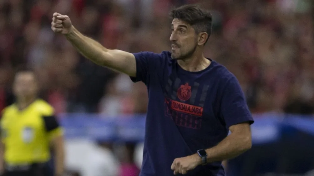 Veljko Paunovic dirigiendo un partido