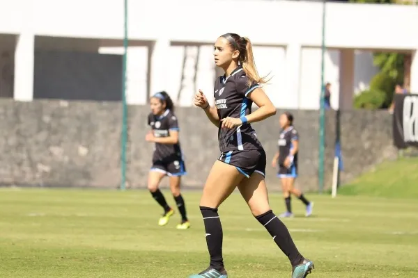 Nailea jugando con Cruz Azul