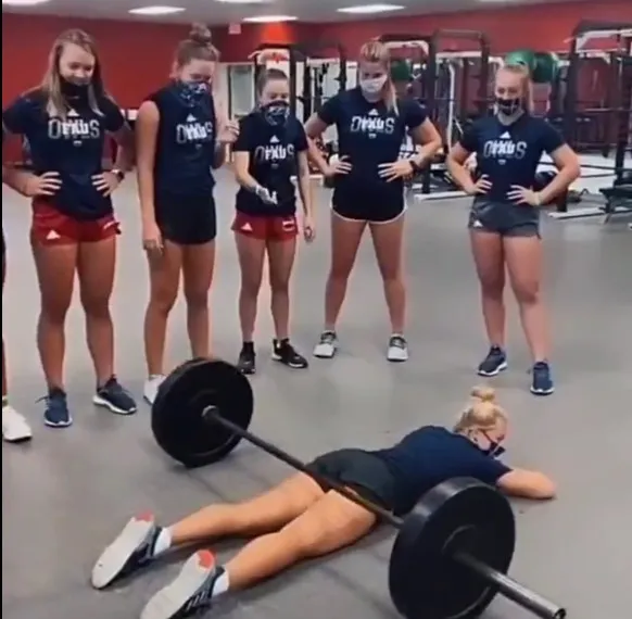 Gimnastas quieren ver quién tiene más glúteo