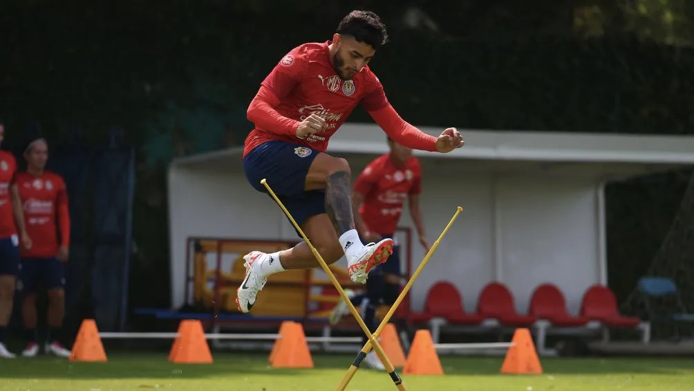 TWITTER: @Chivas Alexis Vega en el entrenamiento de Chivas