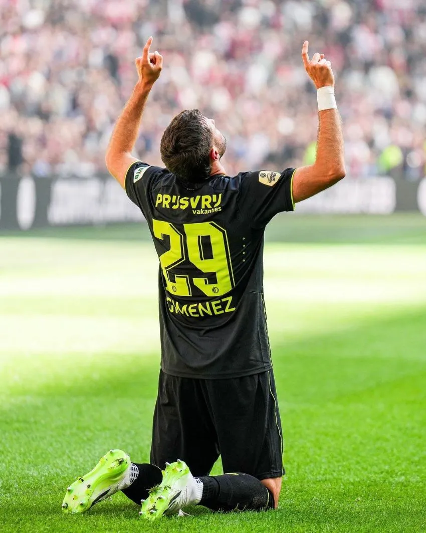 Santi Giménez marcó doblete ante Ajax