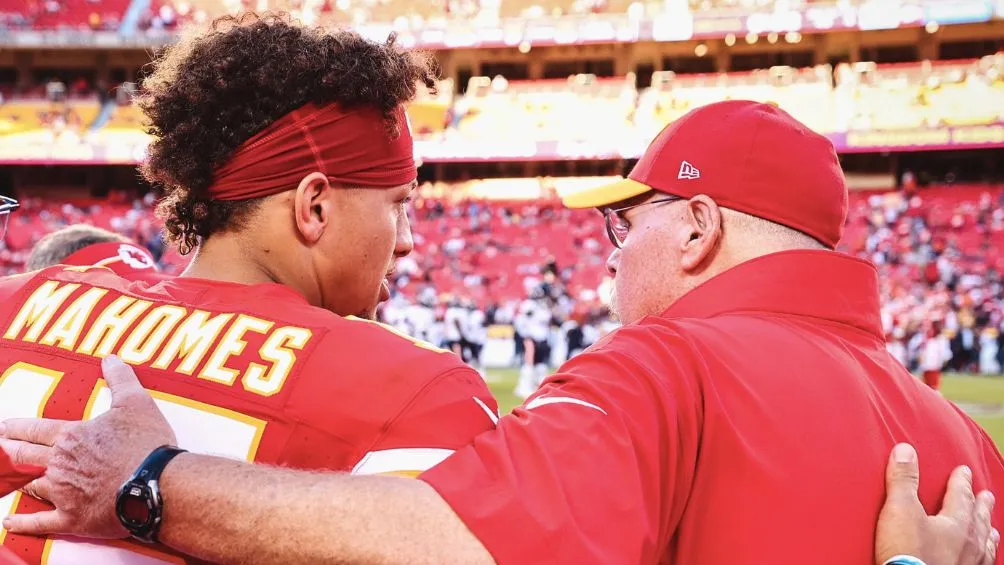 Mahomes celebra junto a Andy Reid