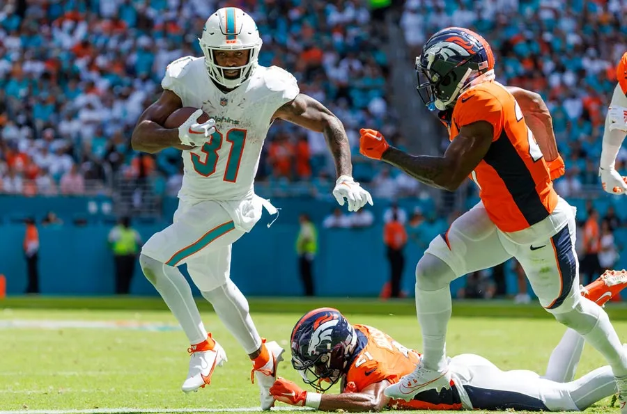 Raheem Mostert lleva el balón a zona prometida