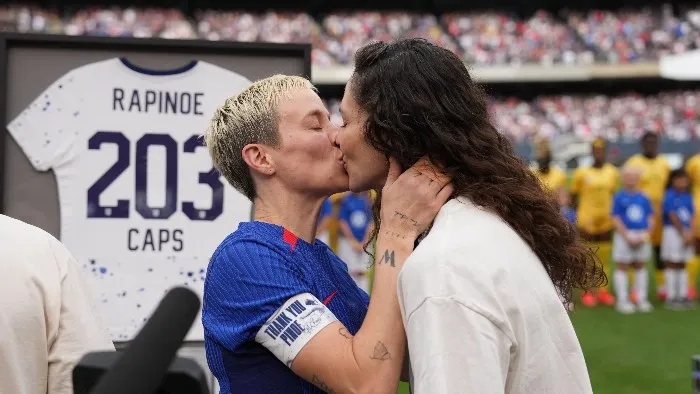 Megan junto a su pareja