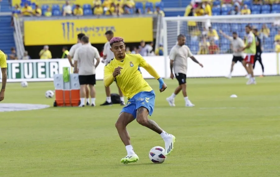 Julián Araujo jugó los 90 minutos