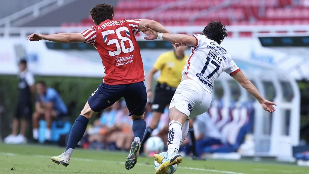 Organista y Robles disputando un balón