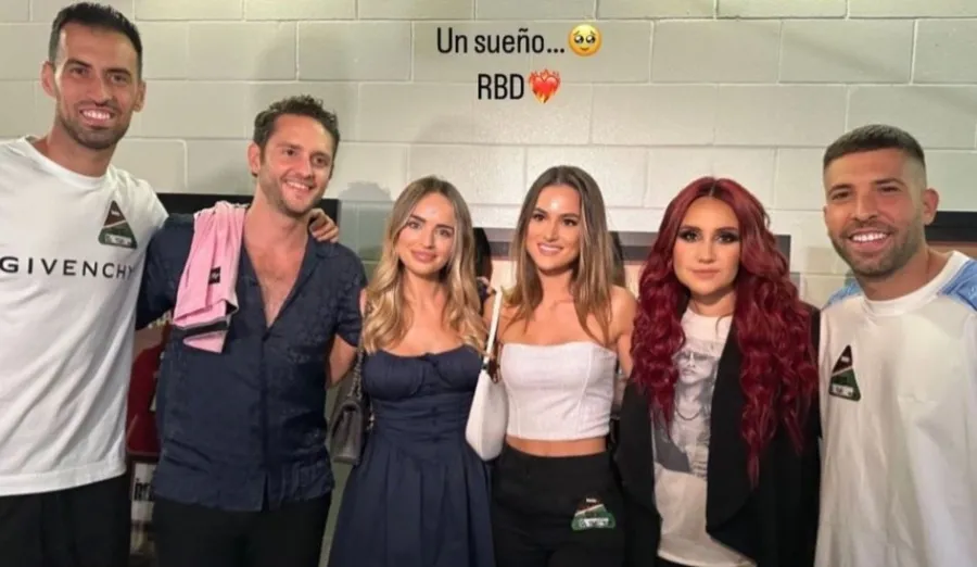 Sergio Busquets y Jordi Alba con Dulce María