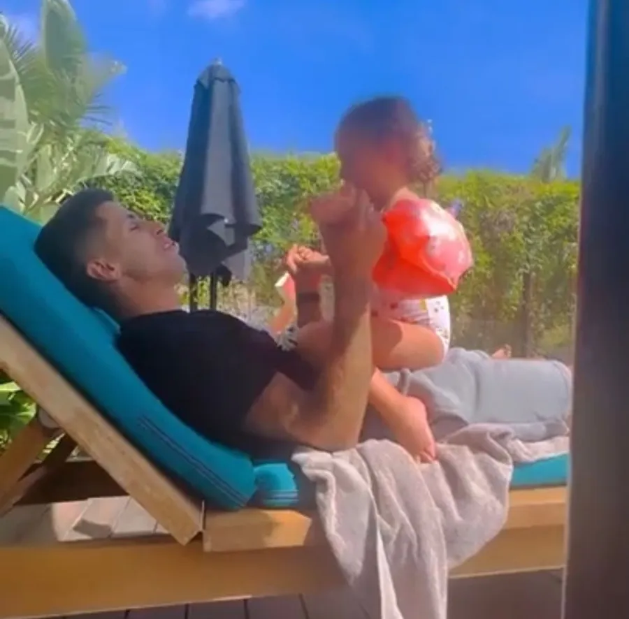 CAPTURA DE PANTALLA: VIDEO Cancelo enseñándole a cantar el himno del Barca a su hija