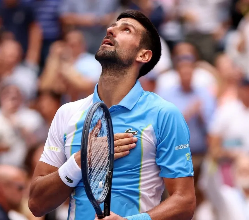 Nole mirando al cielo
