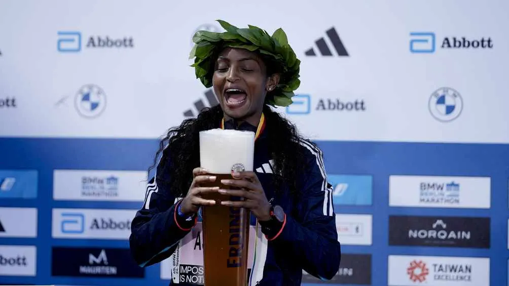 La etíope bajó 3 minutos la marca previa