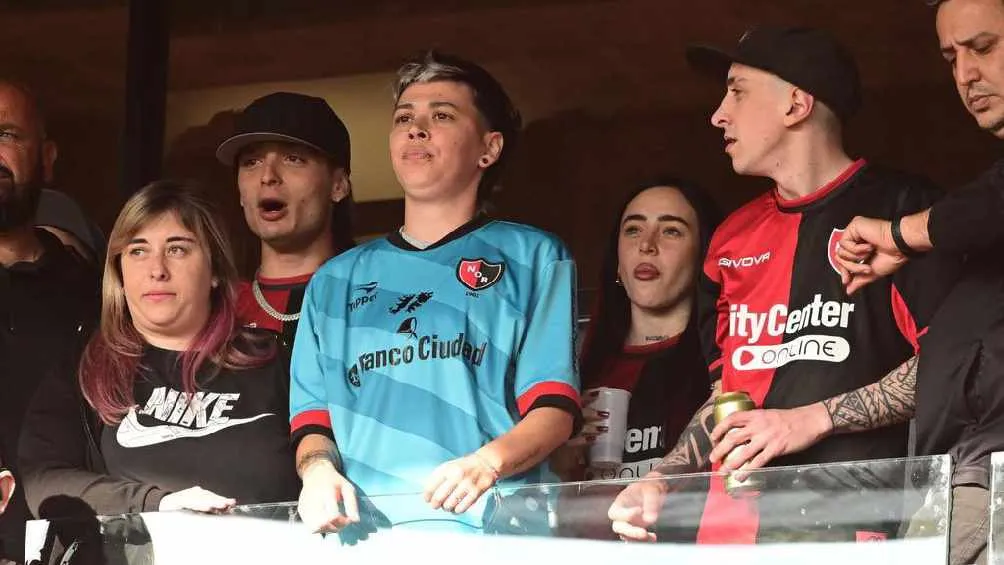 TWITTER @Indie5051 Los cantantes vieron el partido de Newells