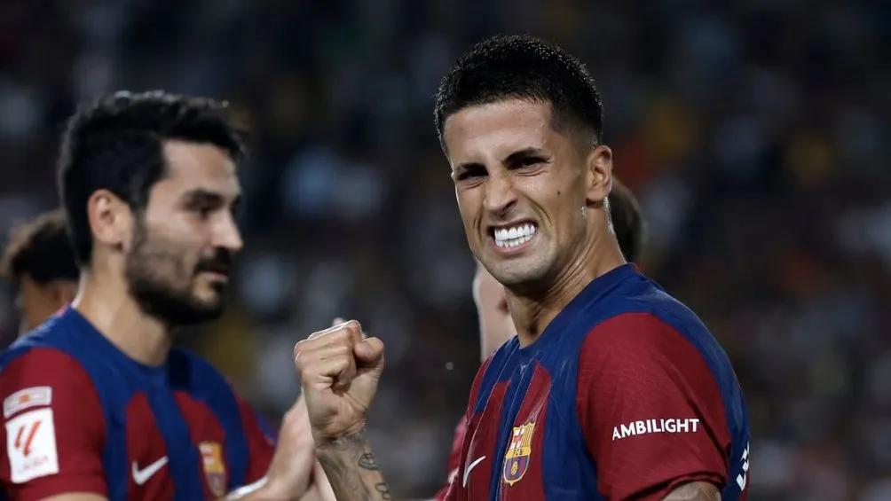 AP Cancelo celebrando un gol con el Barcelona