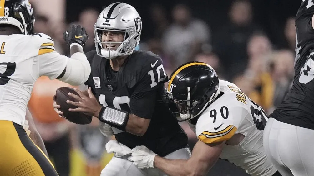 Jimmy G perseguido por la defensa acerera