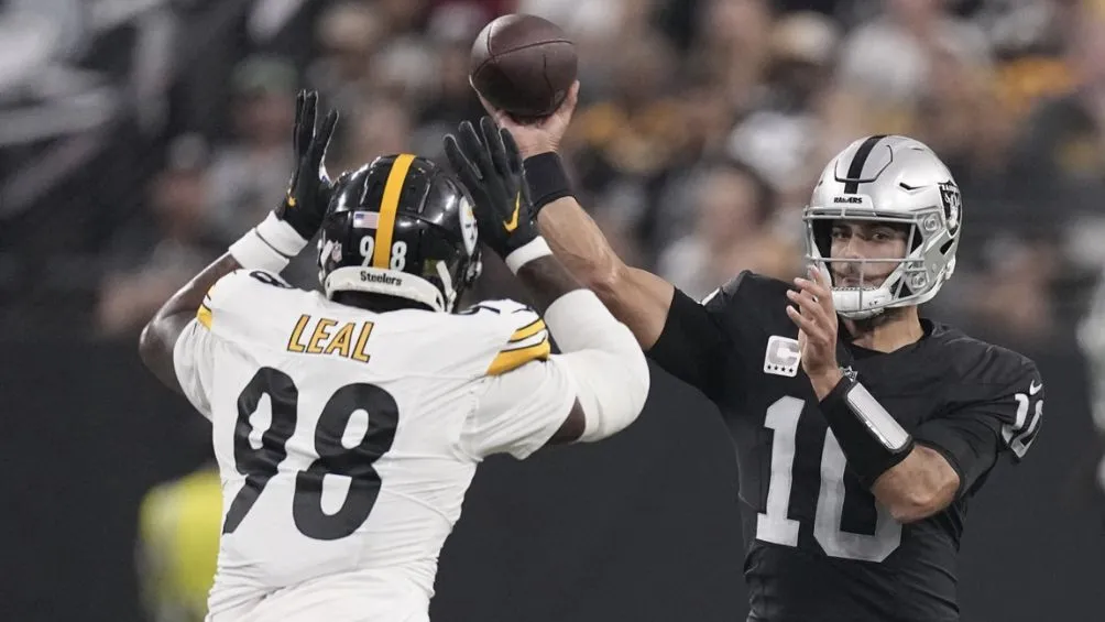 Garoppolo fue asediado por la defensiva de Steelers