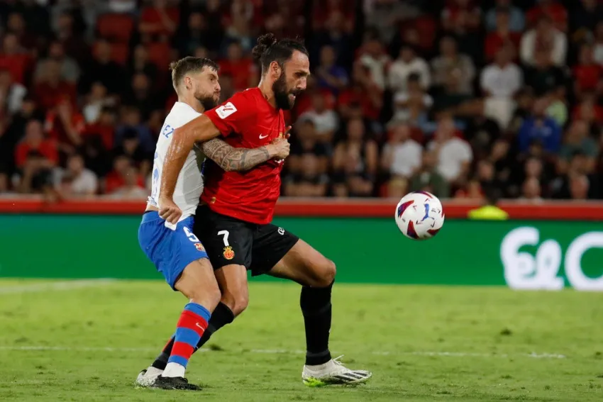 Disputa por el balón en la cancha