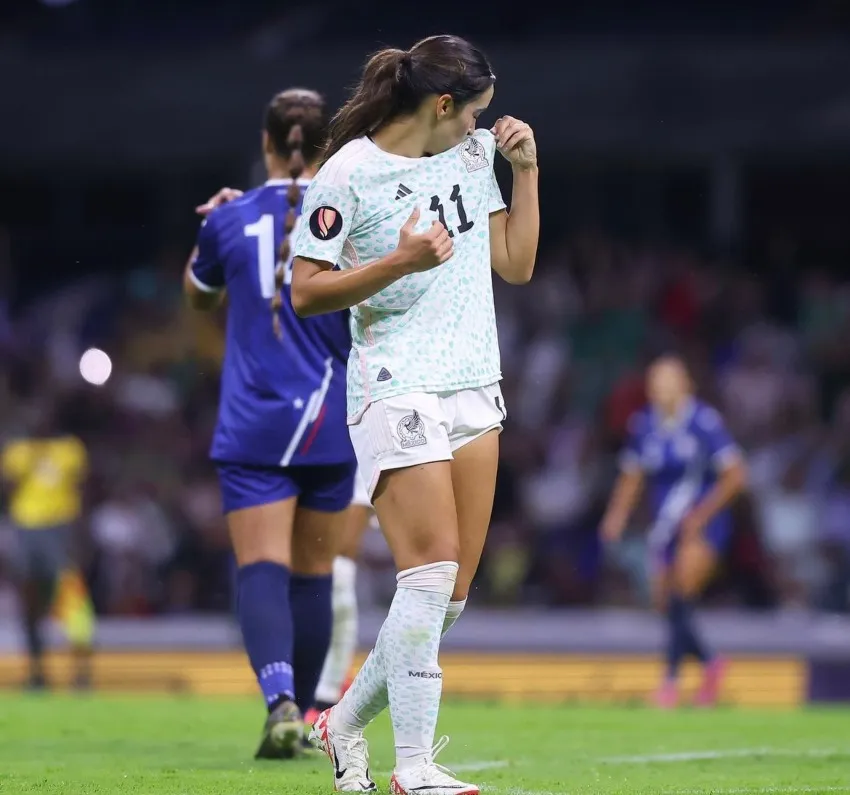 Besando el escudo de México