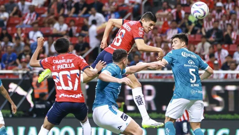 Chivas hiló su sexto juego sin ganar