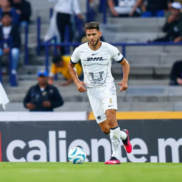 Lisandro Magallán con la playera de los Pumas