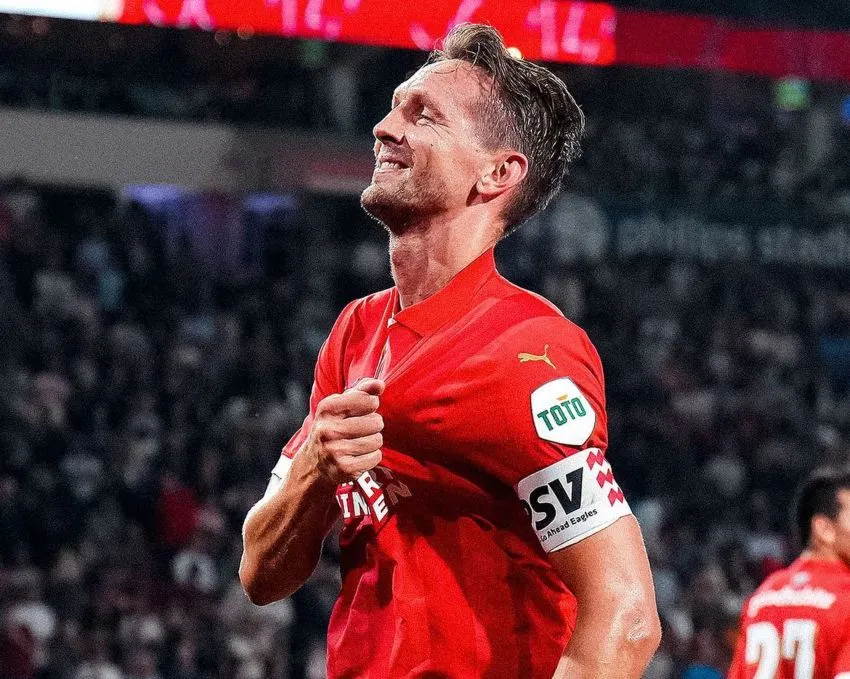 De Jong festejando su gol