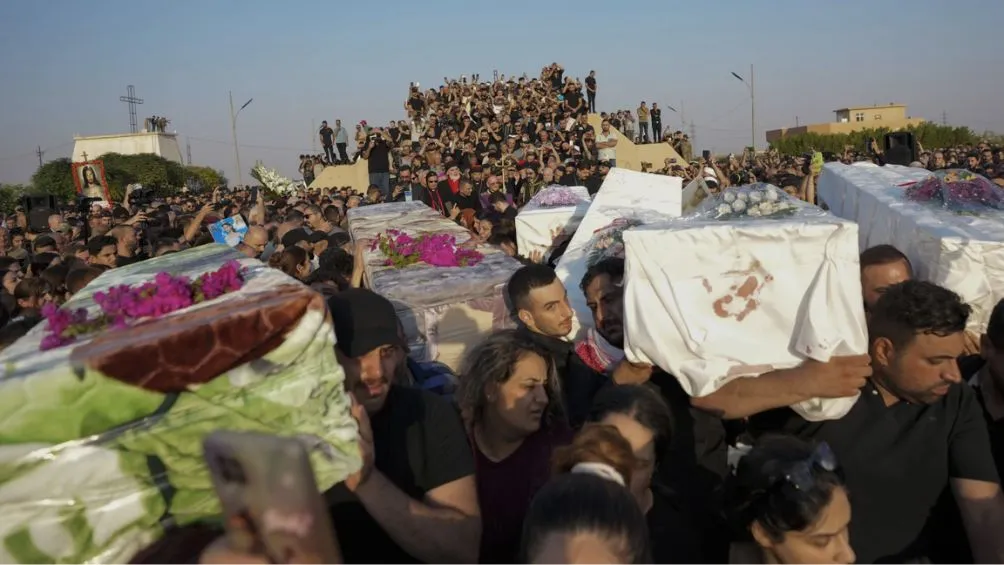 Amigos y familiares durante los funerales de los fallecidos en el incendio