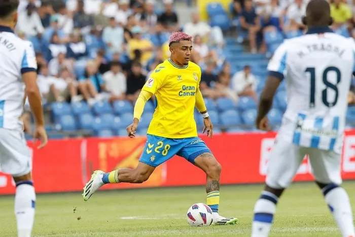 INSTAGRAM @julian__araujo Julián Araujo controlando el balón