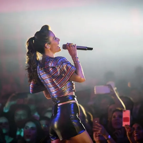 Sasha durante su concierto